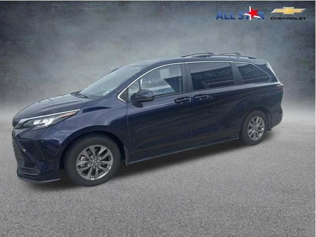2022 Toyota Sienna LE 8-Passenger Hybrid FWD's photo