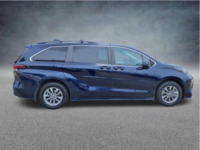 2022 Toyota Sienna LE