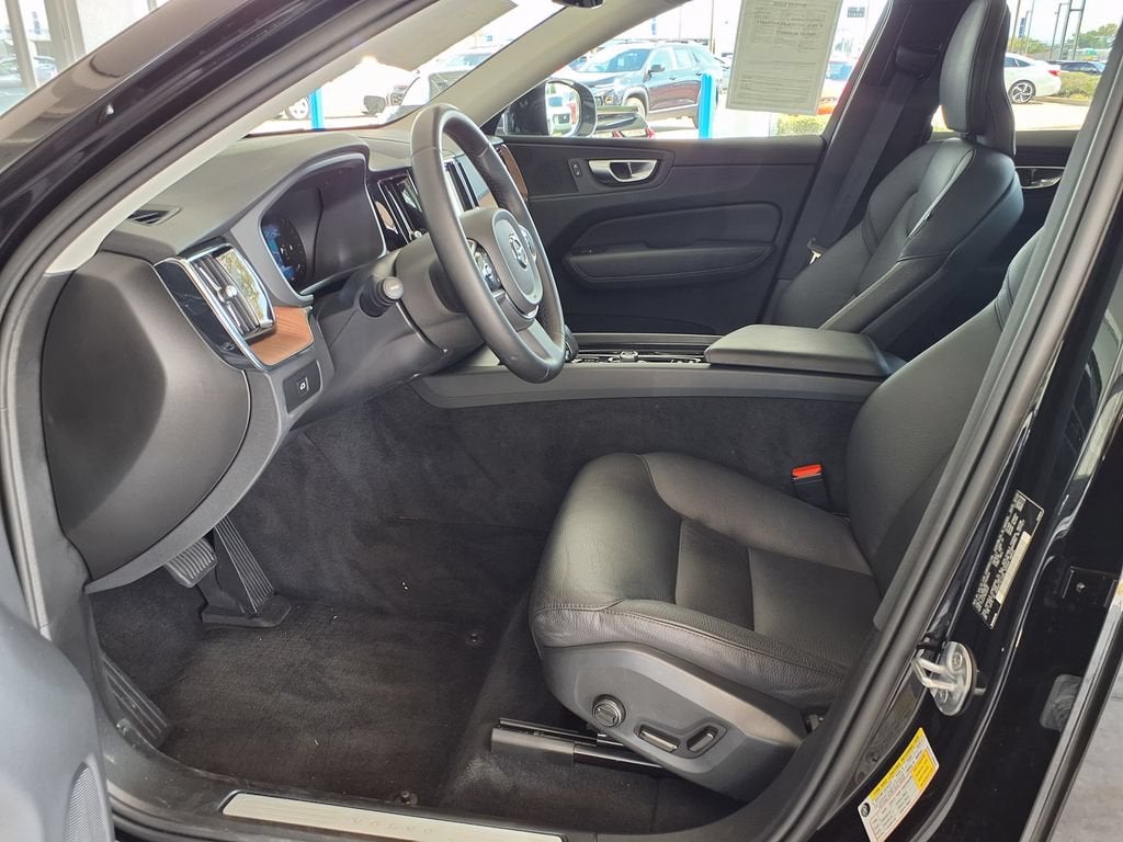 2024 Volvo XC60 Plus Dark Theme