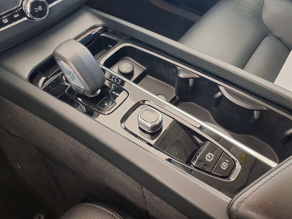 2024 Volvo XC60 Plus Dark Theme
