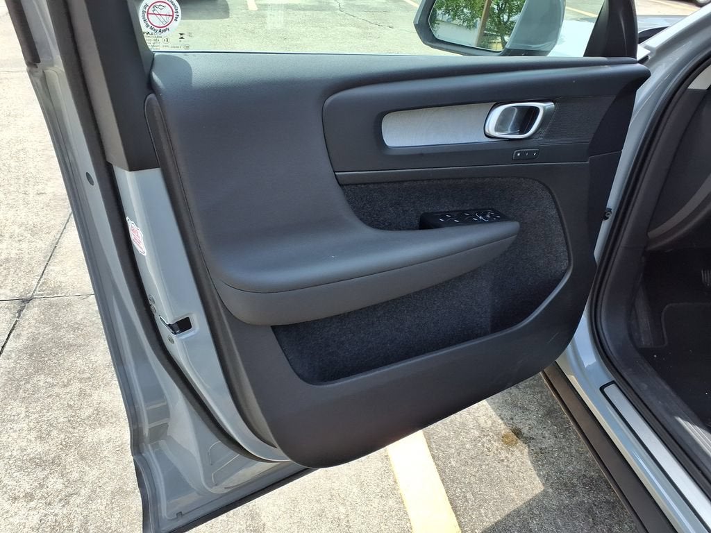 2025 Volvo XC40 Plus Bright Theme