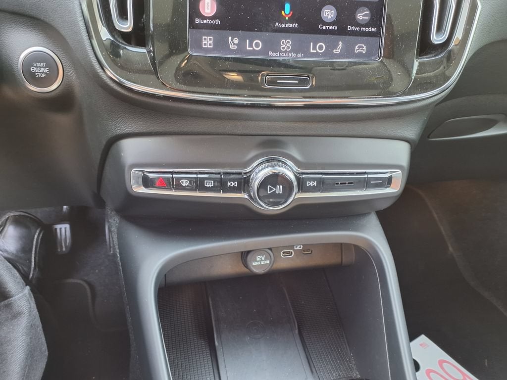2025 Volvo XC40 Plus Bright Theme