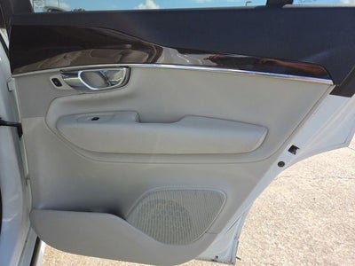 2016 Volvo XC90 T6 Momentum
