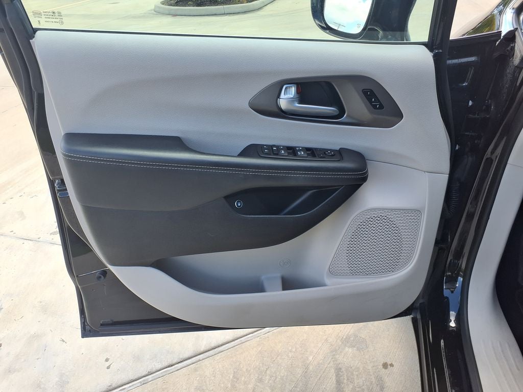 2024 Chrysler Pacifica Hybrid Select