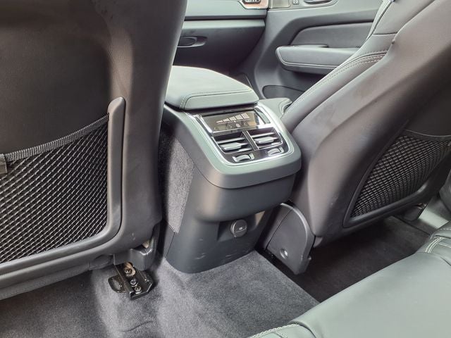 2023 Volvo XC60 B5 Ultimate Bright Theme