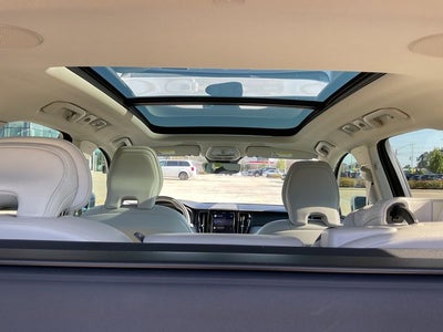 2023 Volvo XC60 B5 Ultimate Bright Theme