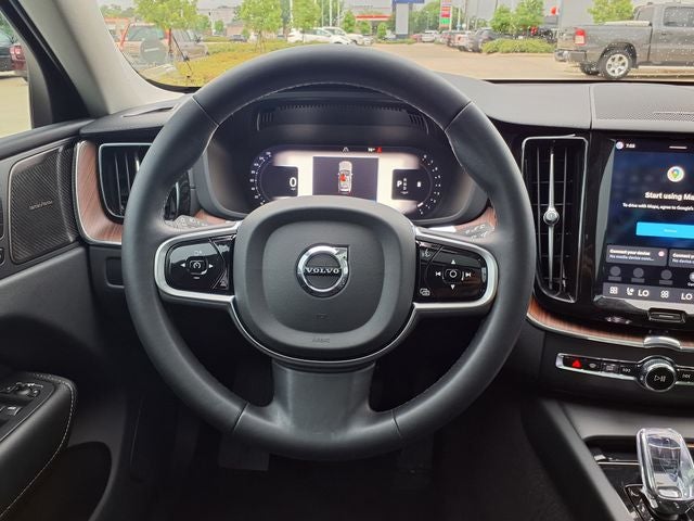 2023 Volvo XC60 B5 Ultimate Bright Theme