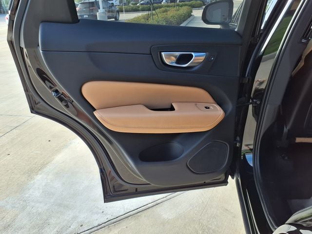 2023 Volvo XC60 B5 Ultimate Dark Theme