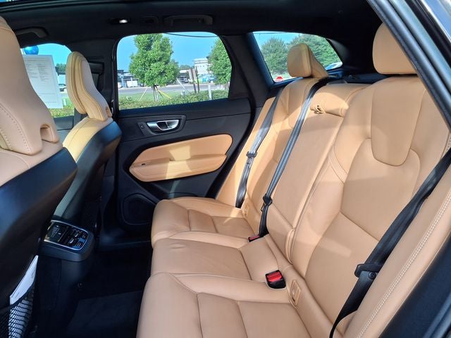 2023 Volvo XC60 B5 Ultimate Dark Theme