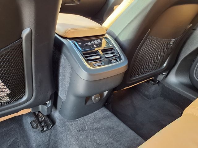2023 Volvo XC60 B5 Ultimate Dark Theme