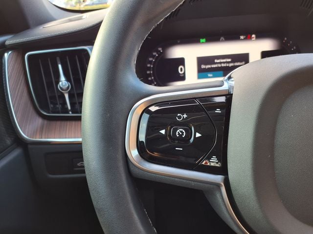 2023 Volvo XC60 B5 Ultimate Dark Theme