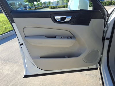 2023 Volvo XC60 B5 Ultimate Bright Theme