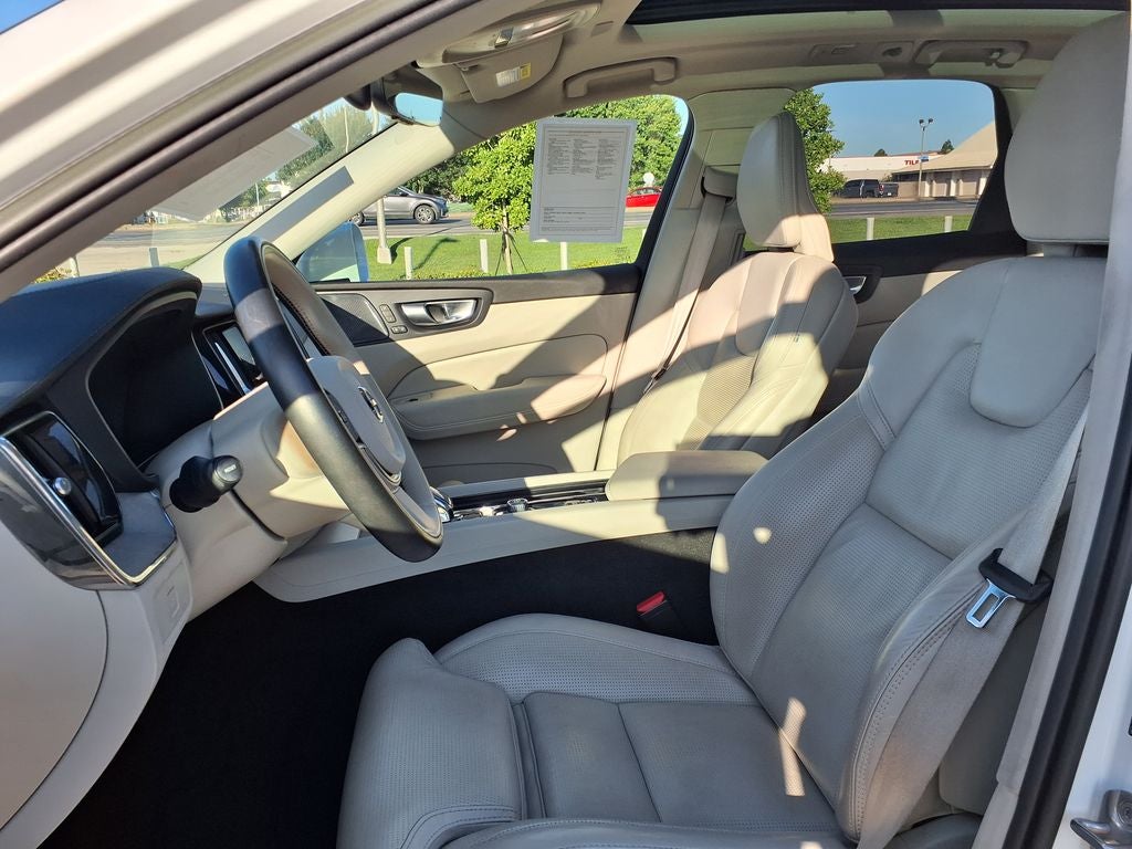2023 Volvo XC60 B5 Ultimate Bright Theme