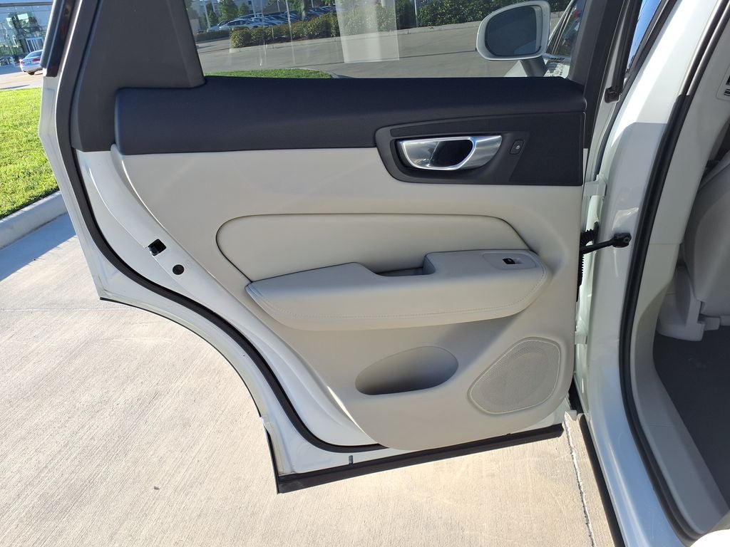 2023 Volvo XC60 B5 Ultimate Bright Theme