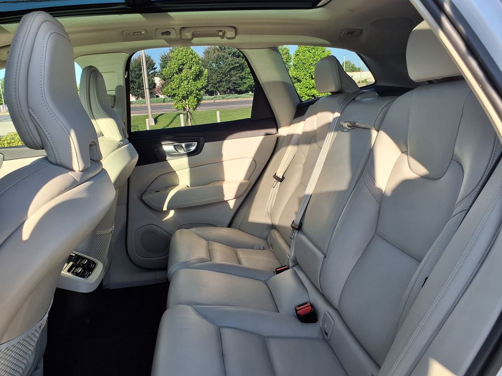 2023 Volvo XC60 B5 Ultimate Bright Theme