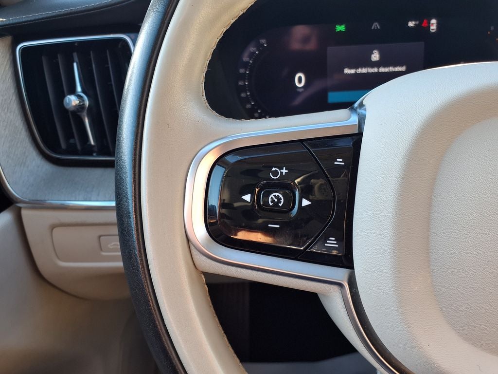 2023 Volvo XC60 B5 Ultimate Bright Theme
