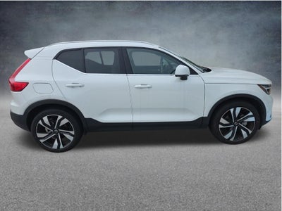 2023 Volvo XC40 B5 Plus Bright Theme