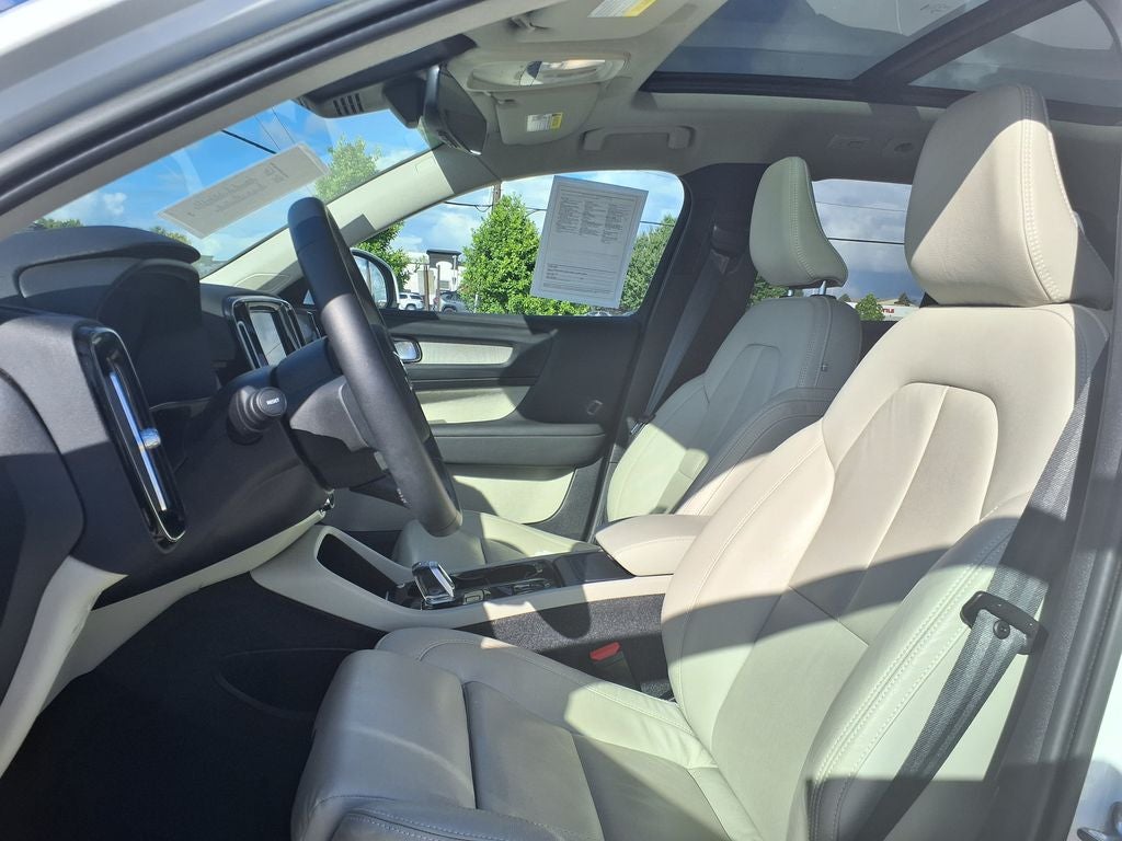 2023 Volvo XC40 B5 Plus Bright Theme
