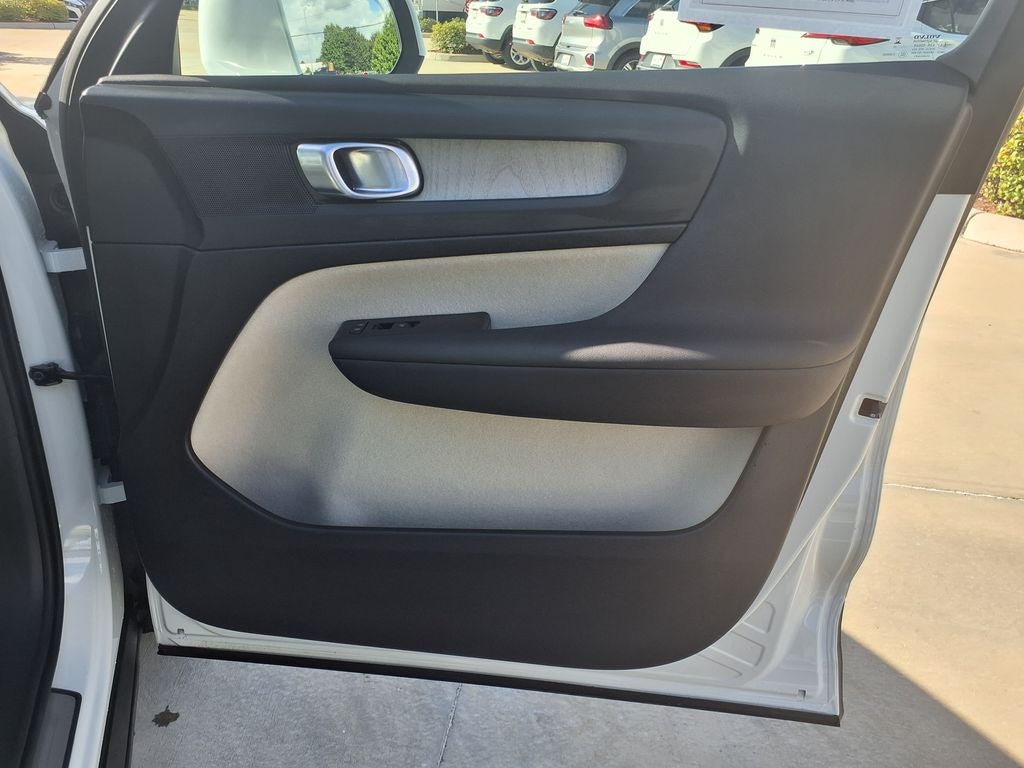 2023 Volvo XC40 B5 Plus Bright Theme
