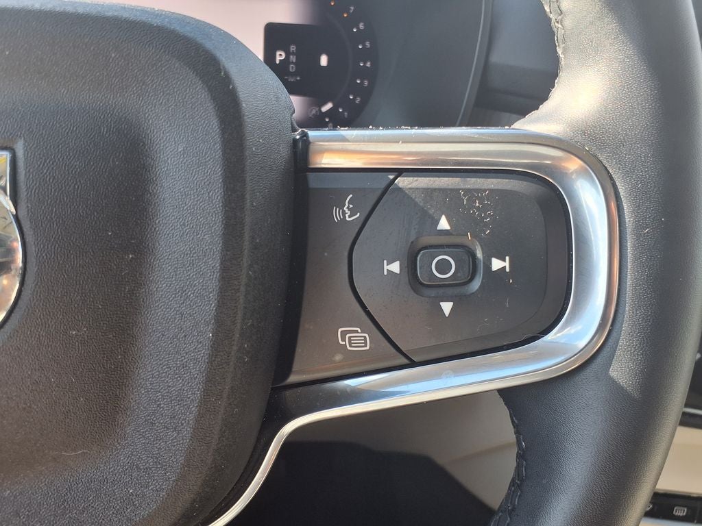 2023 Volvo XC40 B5 Plus Bright Theme