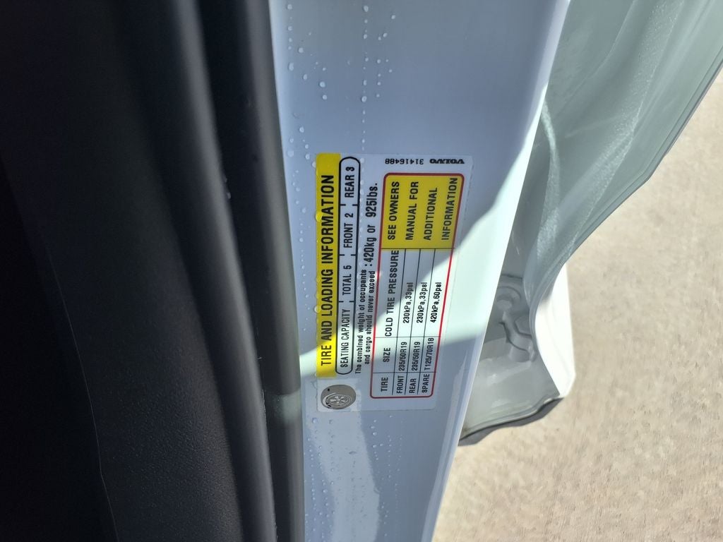 2023 Volvo XC40 B5 Plus Bright Theme