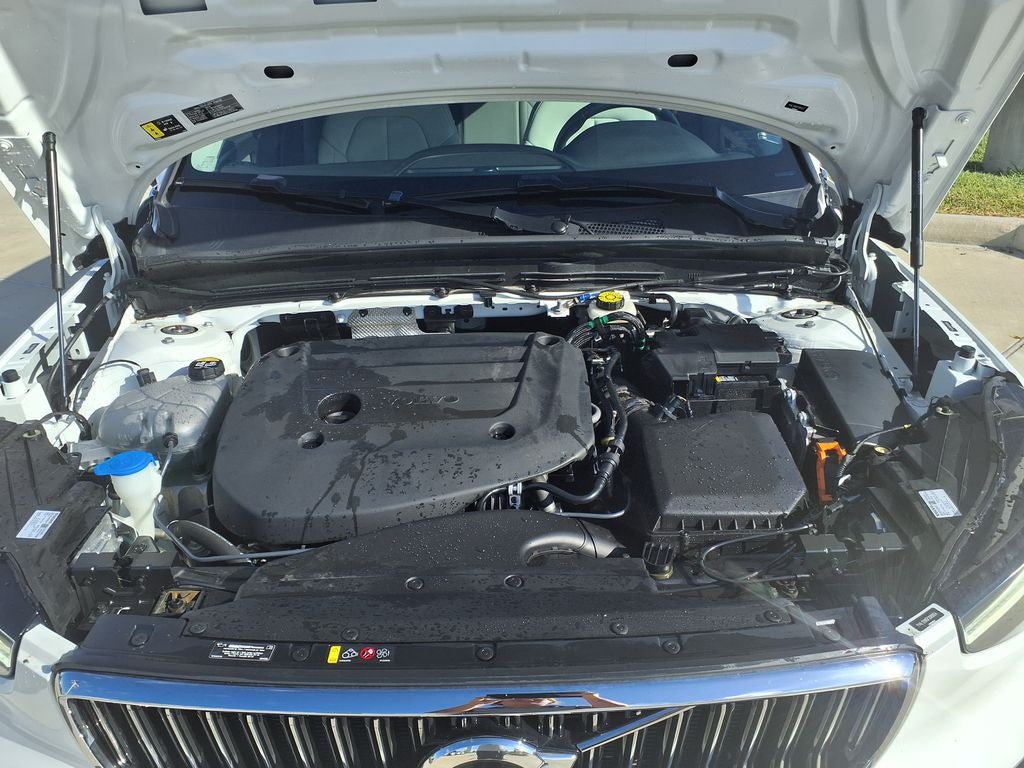 2023 Volvo XC40 B5 Plus Bright Theme