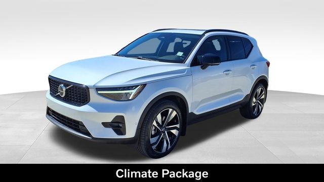 2023 Volvo XC40 B5 Plus Dark Theme