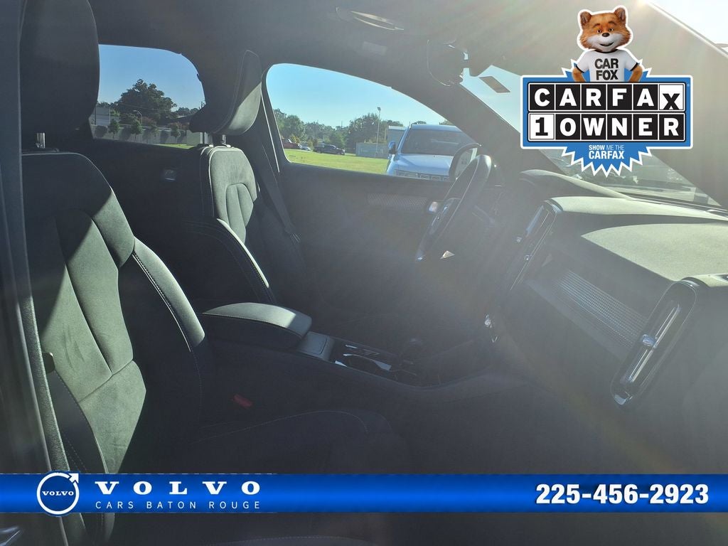 2023 Volvo XC40 B5 Plus Dark Theme
